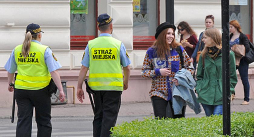 Alkohol, przekleństwa i żebractwo. Sprawdź, za co Straż Miejska wlepia w Toruniu mandaty