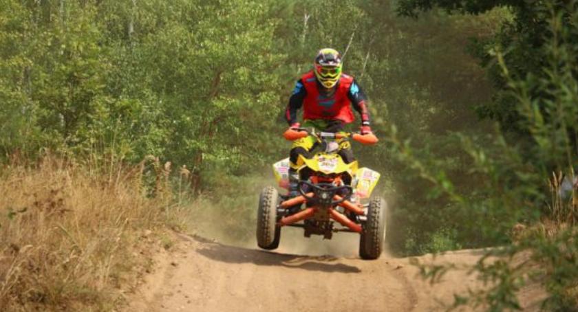 Mieszkańcy alarmują: quady i motocykle rozjeżdżają u nas lasy!