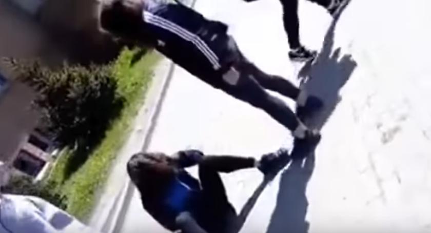 Brutalne gimnazjalistki. Zobacz to! Policja z Torunia: rozmawiamy z uczniami [WIDEO]