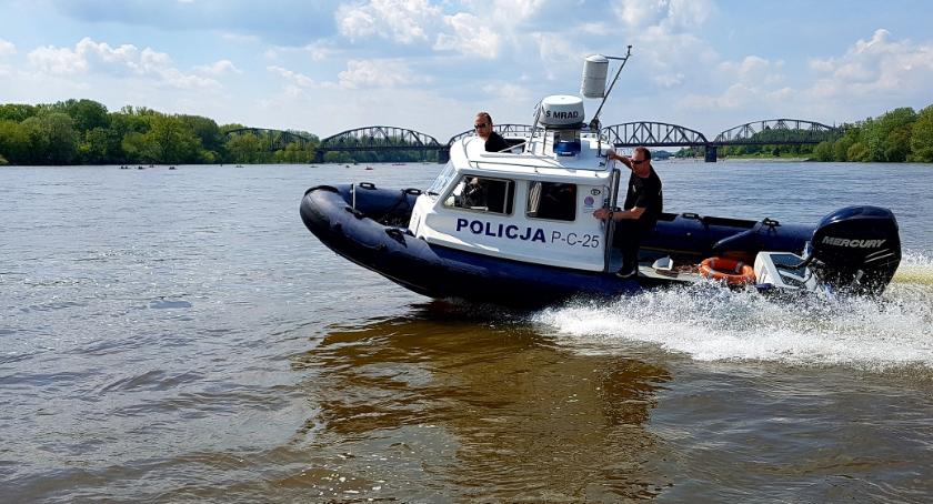 Policjanci uratowali kajakarza! Zobacz zdjęcia z akcji [FOTO]