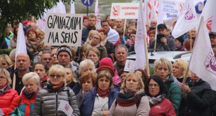 Pełna mobilizacja wśród rodziców. Szykuje się duża demonstracja w Toruniu!