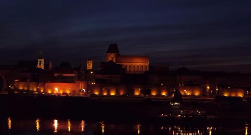 Toruń nocą jest piękny! A jak dodać do tego jeszcze efekty specjalne? [WIDEO]