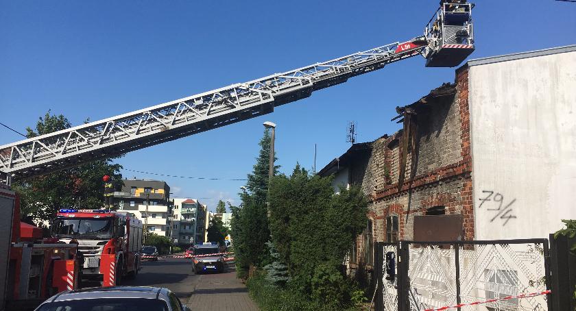 Zawalił się dach budynku przy Bartkiewiczówny [FOTO]