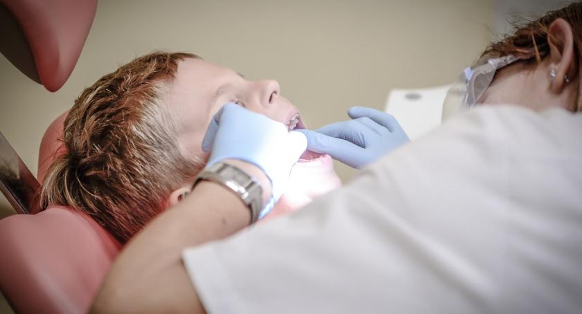 Dentysta w nocy w Toruniu? NFZ oferuje wysoką stawkę, ale...