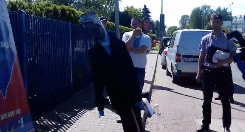 Próbowali spalić kukłę ojca Rydzyka przed Radiem Maryja