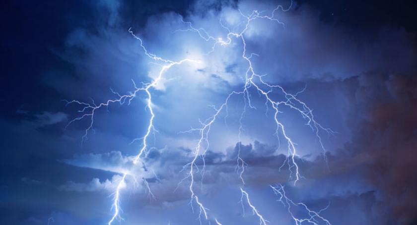 Synoptycy ostrzegają: nadchodzą burze! W jakich godzinach zagrzmi?