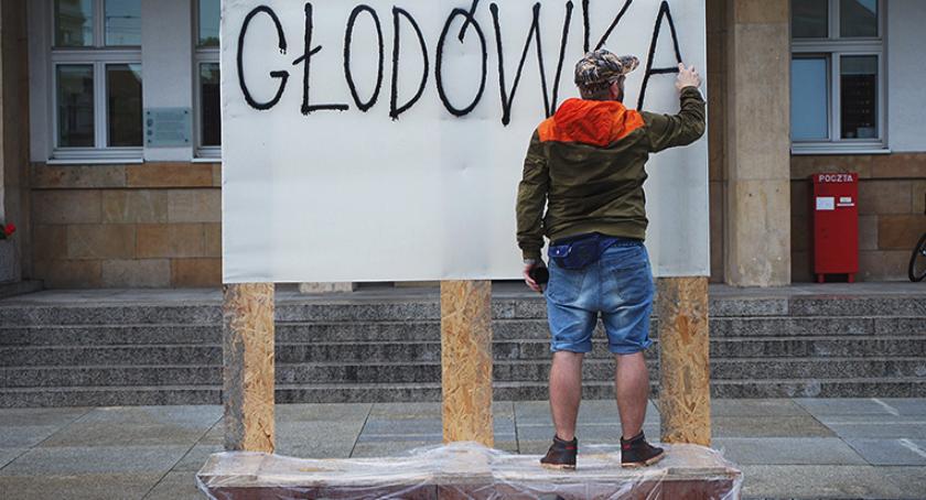 Protestuje przeciwko rządowi. Artysta z Torunia zdecydował się na radykalny krok!
