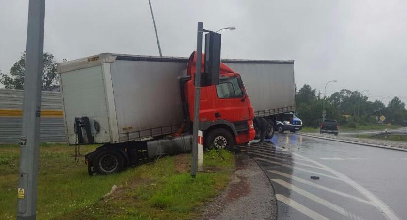 Niebezpiecznie na drogach! TIR wpadł w poślizg [FOTO]
