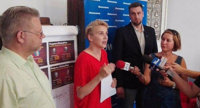 Nowoczesna wyliczyła, ile na - dobrej zmianie - zyskali radni PiS z Torunia