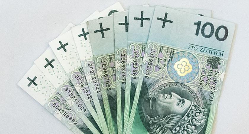 W Toruniu i w regionie zarabiamy coraz więcej. O ile?