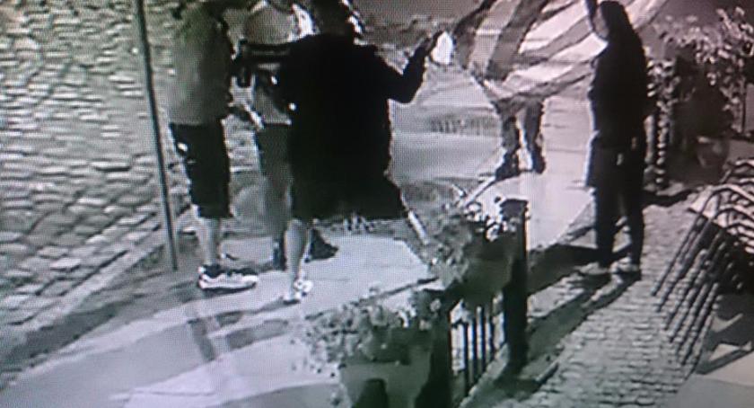 Skandaliczne zachowanie młodych ludzi przed jednym z toruńskich lokali! [FOTO]