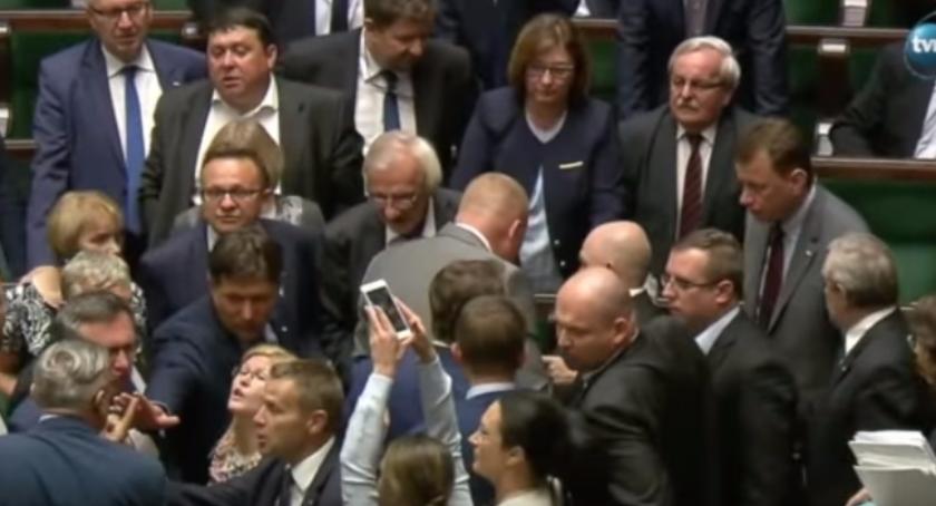 Poseł z Torunia odpowie za naruszenie nietykalności cielesnej? [WIDEO]
