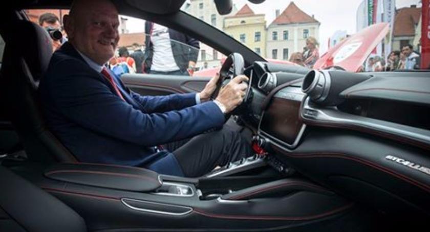 Prezydent Torunia przesiadł się do... Ferrari - zobacz to! [FOTO]