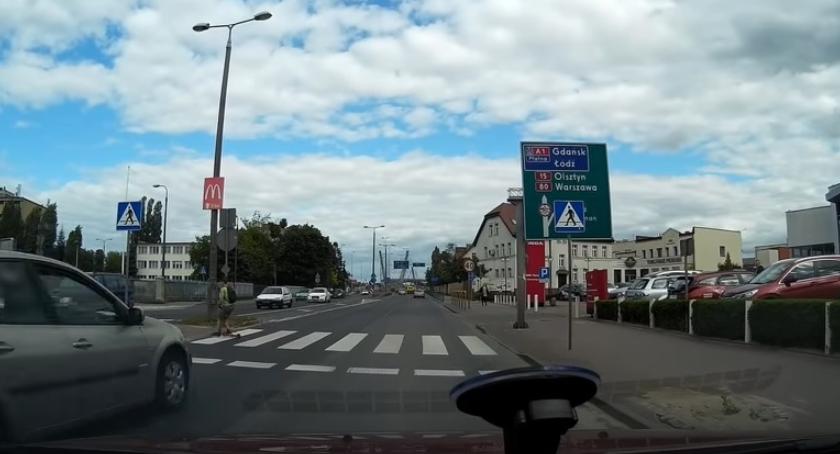 Uważajcie na tego kierowcę! Nie zatrzymał się przed przejściem dla pieszych [FILMIK]