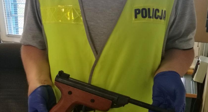 Ależ snajper! Strzelał z wiatrówki do... policjantów [FOTO]