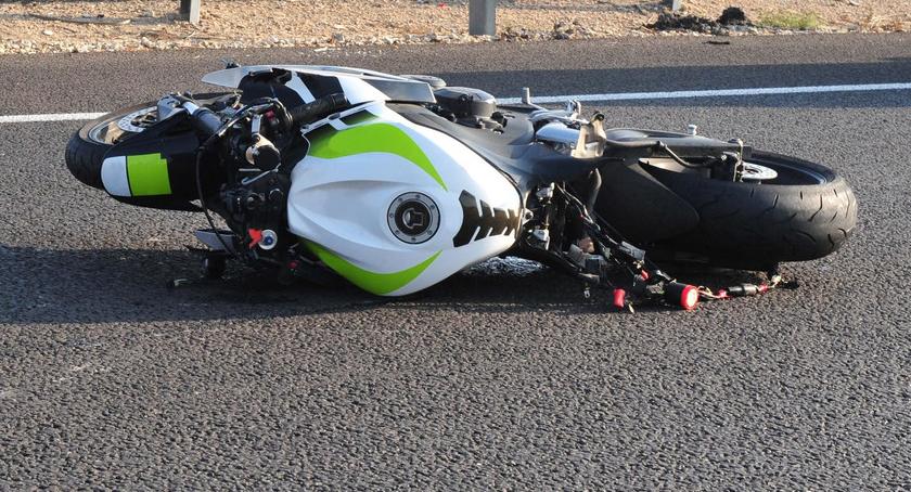 Groźny wypadek na os. Na Skarpie. Ucierpiał młody motocyklista! 