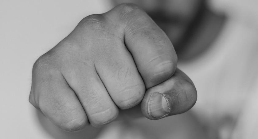 Brutalne pobicie pod Toruniem. Oskarżony groził mężczyźnie, że siekierą odrąbie mu głowę!