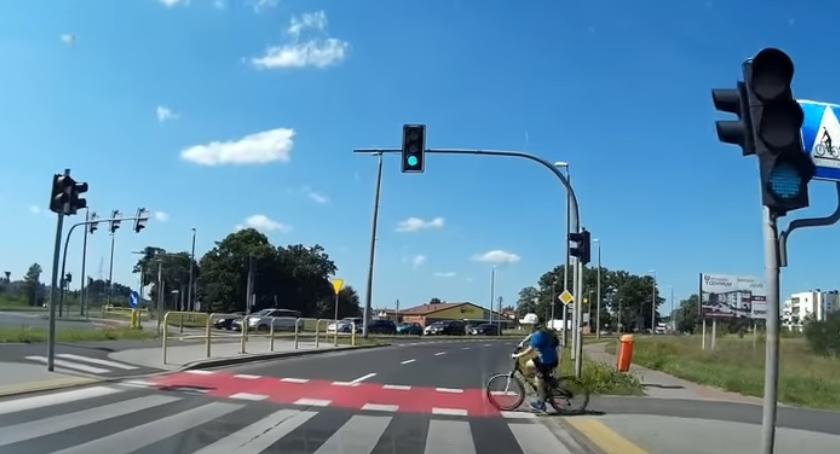 To mogło skończyć się tragedią! Młody rowerzysta przejechał na czerwonym świetle [WIDEO]