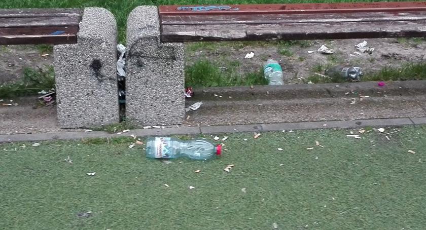 Internauci alarmują: Czy ktoś dba o to miejsce? Wszędzie śmieci, puste butelki, pety i szkło