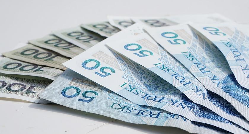 Rząd podwyższa płace minimalną i stawkę godzinową. Ile dostaniemy od przyszłego roku?