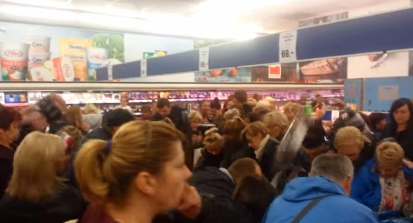 Szaleństwo w Lidlu. Walka o przecenione kurtki, i to dosłownie! [WIDEO]