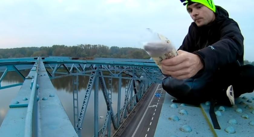 Wszedł na toruński most, interweniowała policja - zobacz filmik!