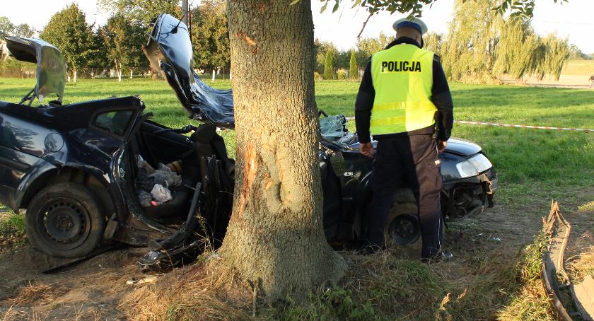 Pijany kierowca uderzył samochodem w drzewo. Zginęły dwie młode osoby!