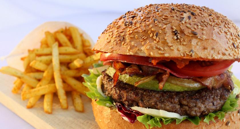 Czy burger może być smaczny i... zdrowy? Obalamy mity