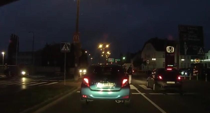 Kierowca omal nie przejechał pieszych - zobacz to! [WIDEO]