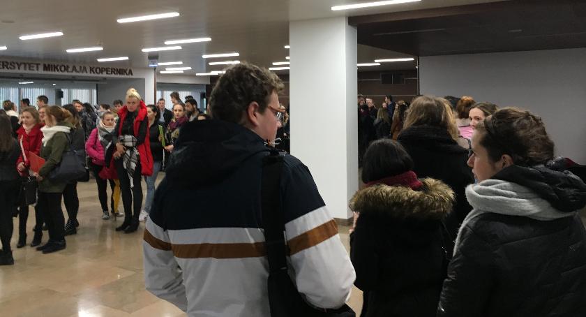 Aula pęka w szwach. Studenci ruszyli po kasę
