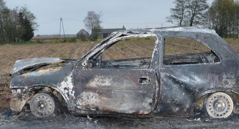Auto spłonęło na drodze - makabryczne odkrycie strażaków! [FOTO]
