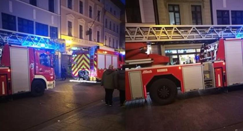 Straż pożarna przed Biedronką. Znowu!