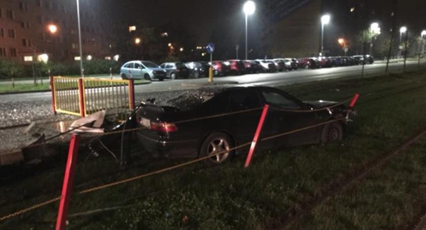 Szok! Samochód wjechał w przystanek MZK [FOTO]