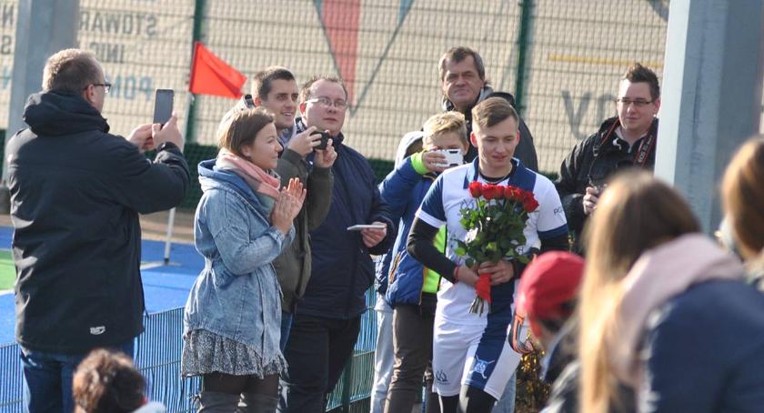 Zawodnik oświadczył się… na swoim meczu! [FOTO]