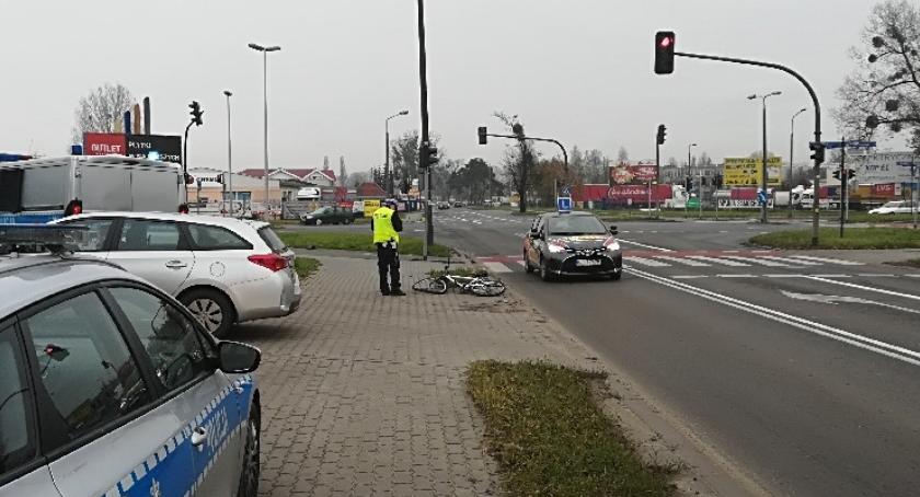 Rowerzysta wjechał wprost pod toyotę! [FOTO]