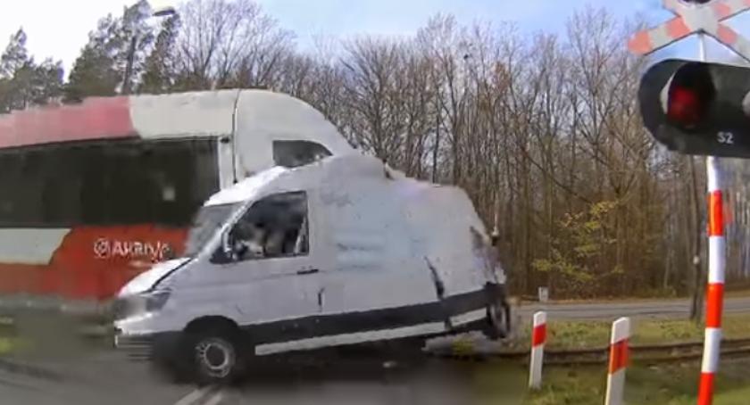 Wypadek na żywo. Szynobus zmiótł z torów samochód dostawczy [WIDEO]