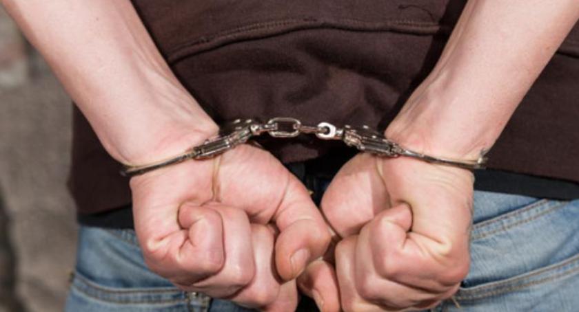 Najpierw uderzył policjanta, a potem chciał go przekupić...