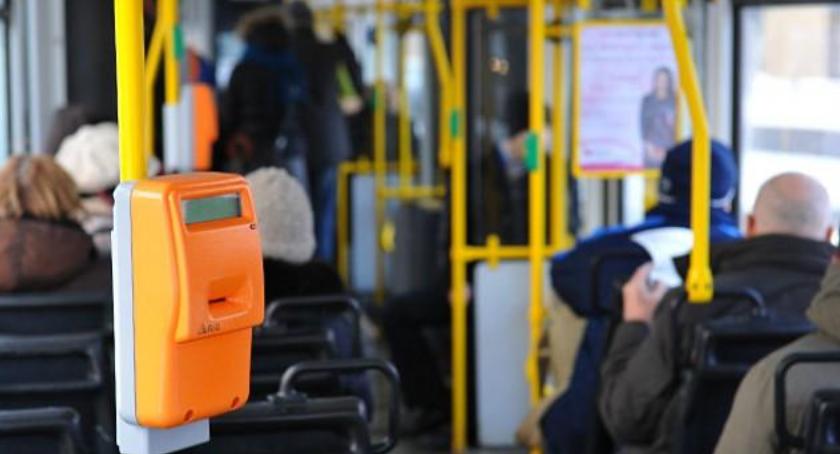 Rękoczyny pomiędzy kontrolerem i Amerykanką. Co się stało z monitoringiem w autobusie? [WIDEO]