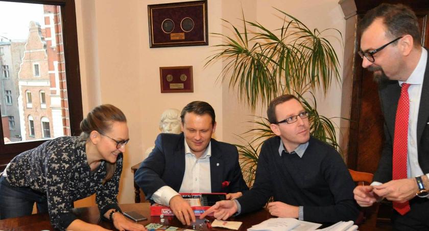 Toruńscy politycy świecą przykładem. Tak bawili się w Urzędzie Miasta [FOTO]