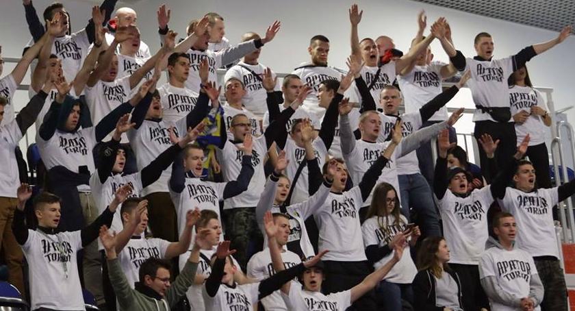 Tak kibice z Torunia przywitali Rune Holtę [WIDEO]