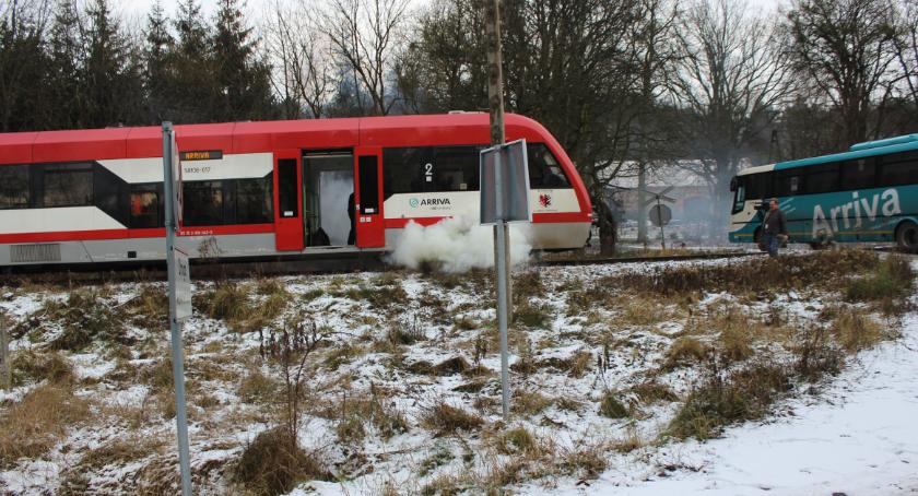 Nożownik i pożar w pociągu pod Toruniem. Co tam się działo!? [FOTO]