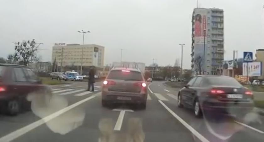 Kolejne niebezpieczne sytuacje na przejściach w Toruniu. 23-letnia dziewczyna w szpitalu [WIDEO]