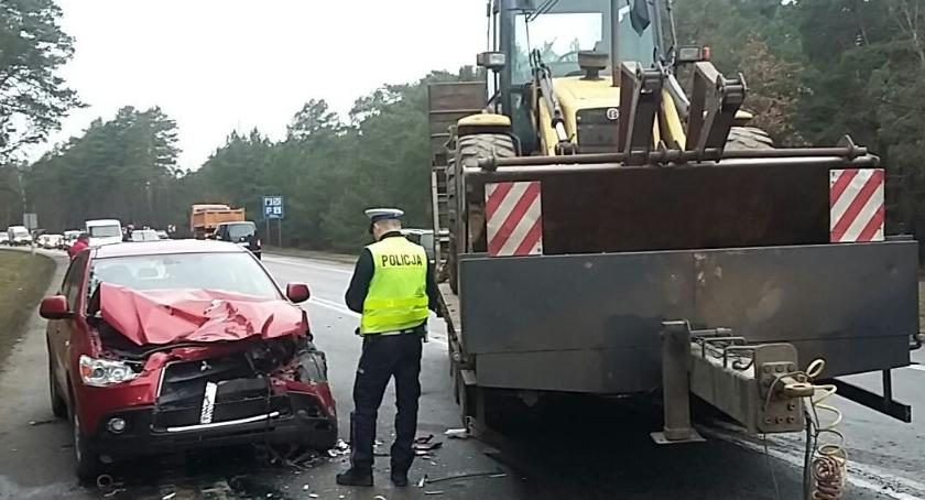Od ciężarówki odczepiła się laweta z koparką! [FOTO]
