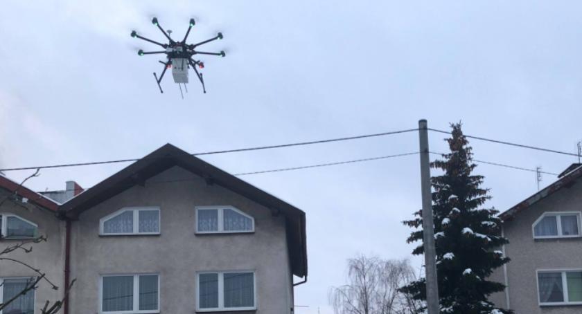 Dron wykrył na Wrzosach spalanie odpadów! Jaka reakcja właściciela domu? [WIDEO]