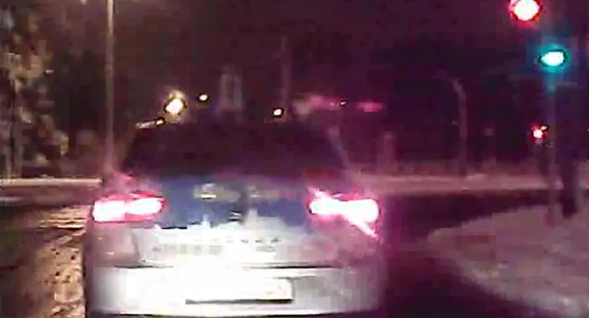 Tego taksówkarza przepisy nie obowiązują?! [WIDEO]