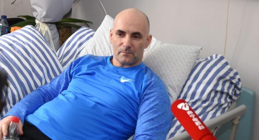 Tomasz Gollob już w Chinach. Odwiedziliśmy go w szpitalu [FOTO]