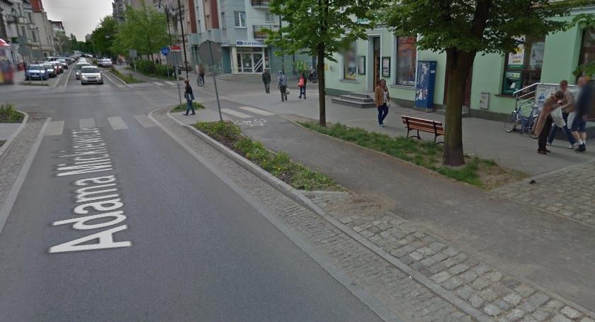 Samochód najechał na leżącego mężczyznę! Policja prosi o pomoc świadków