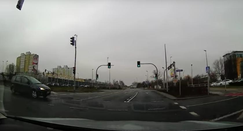 Wypadek na Grudziądzkiej. Kierowca przejechał na czerwonym świetle [WIDEO]