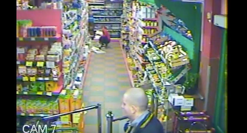 Pobicie przed znanym sklepem na Bema. Rozpoznajesz tę osobę? [WIDEO]