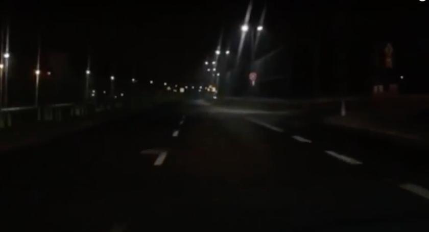 Tak wygląda feralne przejście dla pieszych na Trasie Średnicowej nocą [WIDEO]